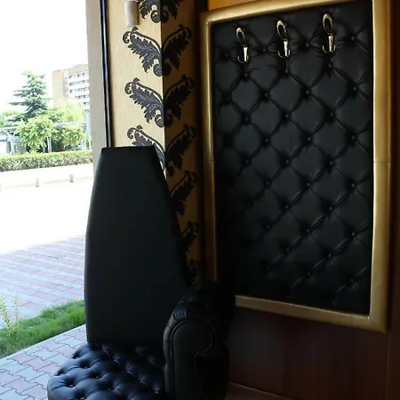 Хотел Red House *